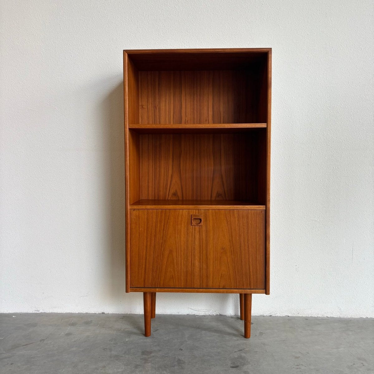 
                  
                    Vintage smal boekenkastje klep teak - LOUI.STORE
                  
                