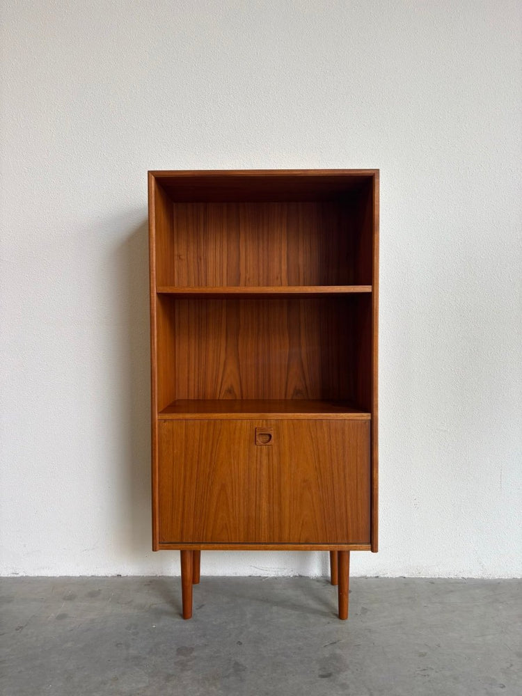 
                  
                    Vintage smal boekenkastje klep teak - LOUI.STORE
                  
                