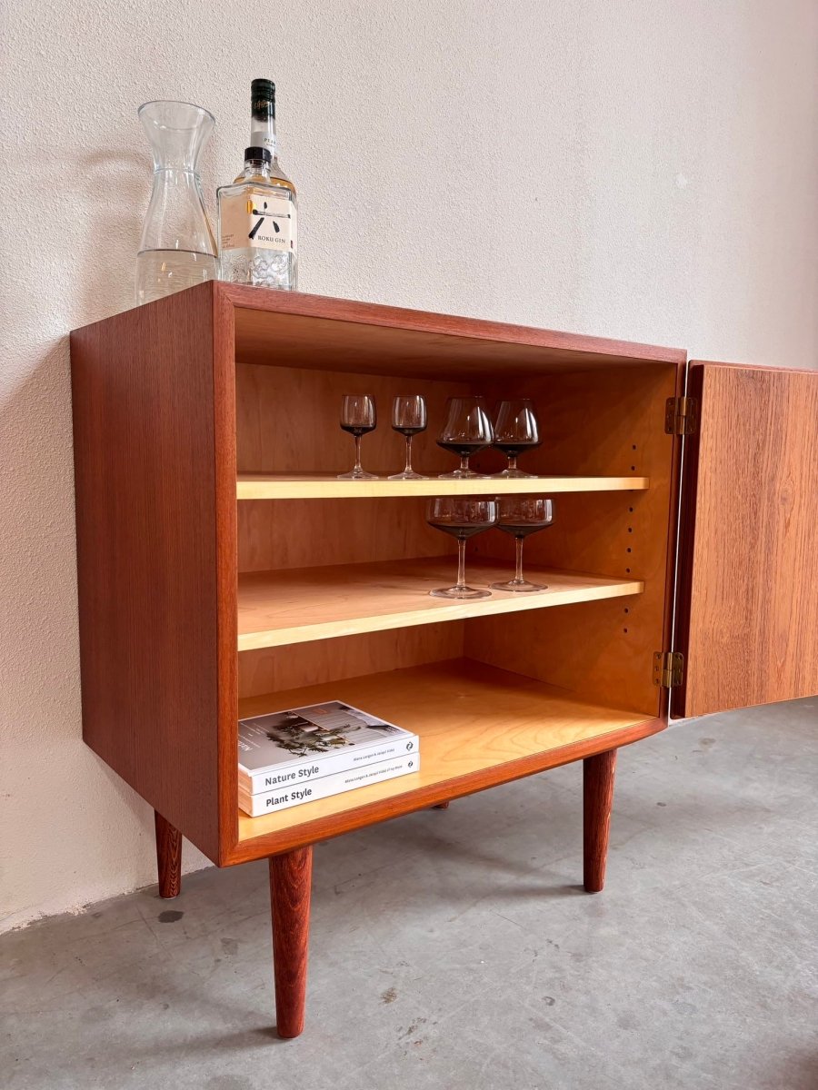 
                  
                    Vintage smal sideboard Hundevad - LOUI.STORE
                  
                