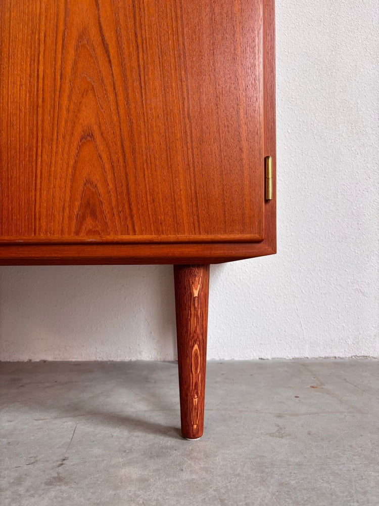 
                  
                    Vintage smal sideboard Hundevad - LOUI.STORE
                  
                
