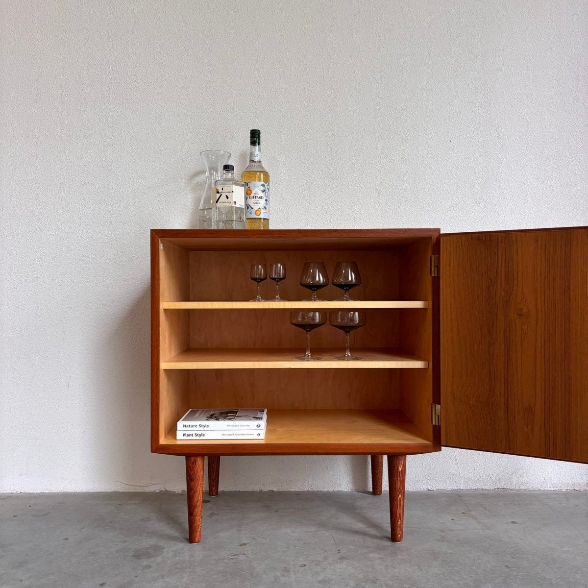 
                  
                    Vintage smal sideboard Hundevad - LOUI.STORE
                  
                