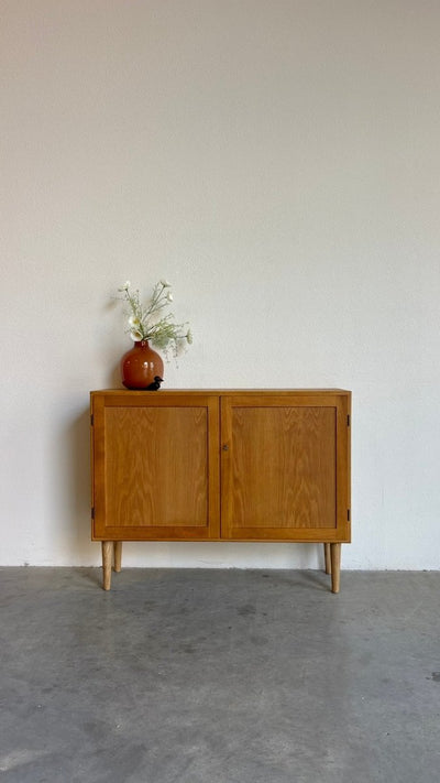 
                  
                    Vintage smal sideboard met eiken lijst - LOUI.STORE
                  
                