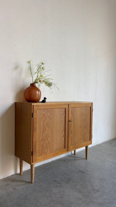 
                  
                    Vintage smal sideboard met eiken lijst - LOUI.STORE
                  
                