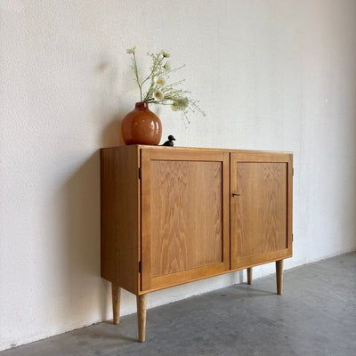 
                  
                    Vintage smal sideboard met eiken lijst - LOUI.STORE
                  
                