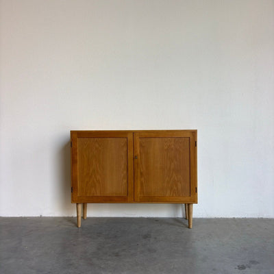 
                  
                    Vintage smal sideboard met eiken lijst - LOUI.STORE
                  
                