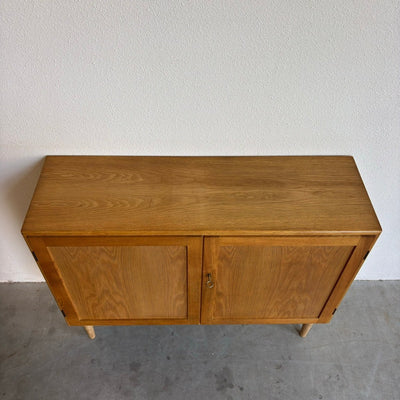 
                  
                    Vintage smal sideboard met eiken lijst - LOUI.STORE
                  
                