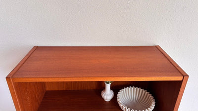 
                  
                    Vintage smalle boekenkast Hundevad teak - LOUI.STORE
                  
                