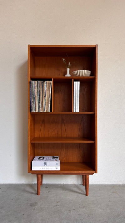 
                  
                    Vintage smalle boekenkast Hundevad teak - LOUI.STORE
                  
                