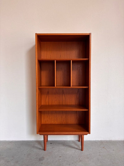 
                  
                    Vintage smalle boekenkast Hundevad teak - LOUI.STORE
                  
                