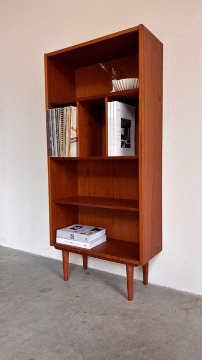 
                  
                    Vintage smalle boekenkast Hundevad teak - LOUI.STORE
                  
                