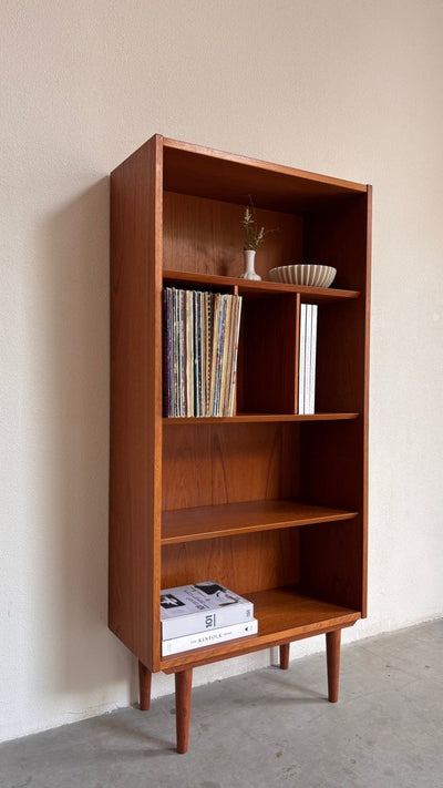 
                  
                    Vintage smalle boekenkast Hundevad teak - LOUI.STORE
                  
                
