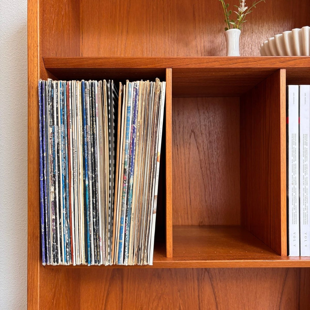 Vintage smalle boekenkast Hundevad teak - LOUI.STORE