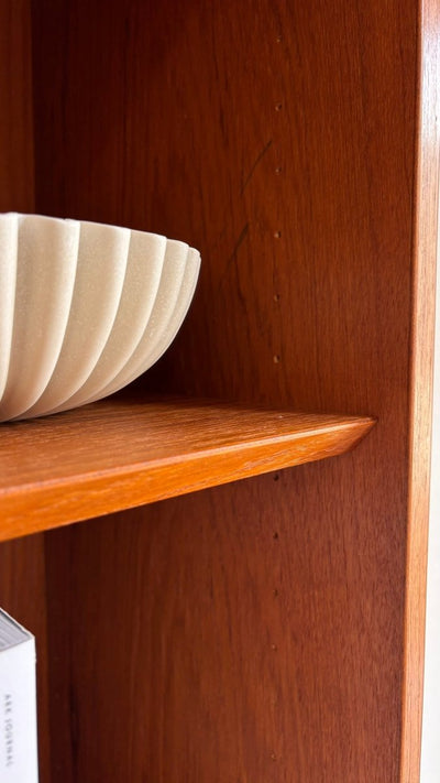 
                  
                    Vintage smalle boekenkast Hundevad teak - LOUI.STORE
                  
                