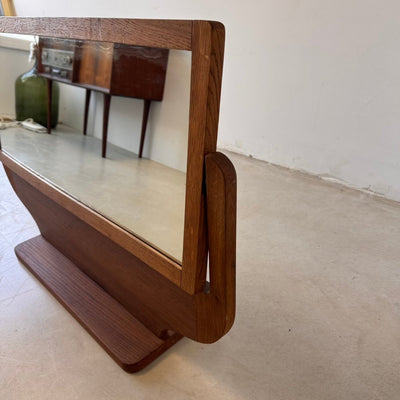 
                  
                    Vintage spiegel op voet eiken - LOUI.STORE
                  
                