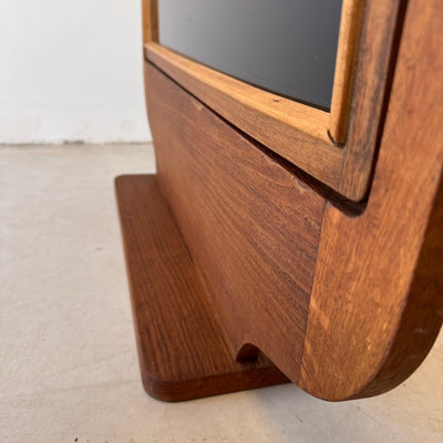 
                  
                    Vintage spiegel op voet eiken - LOUI.STORE
                  
                
