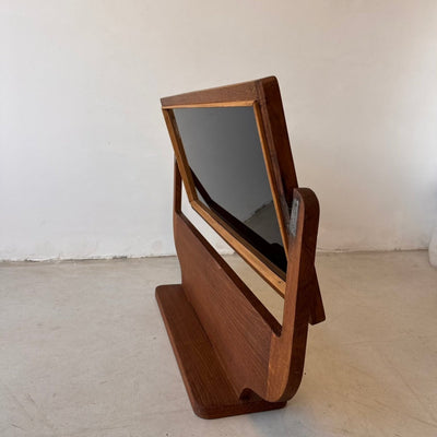 
                  
                    Vintage spiegel op voet eiken - LOUI.STORE
                  
                