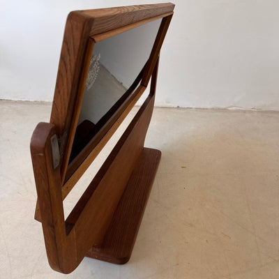 
                  
                    Vintage spiegel op voet eiken - LOUI.STORE
                  
                