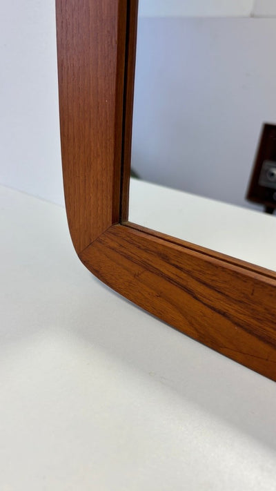 
                  
                    Vintage spiegel tapstoelopend teak - LOUI.STORE
                  
                