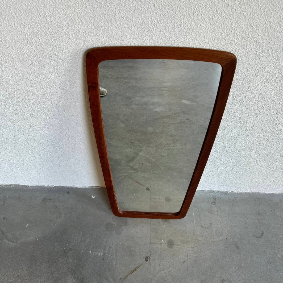 
                  
                    Vintage spiegel teak taps - LOUI.STORE
                  
                
