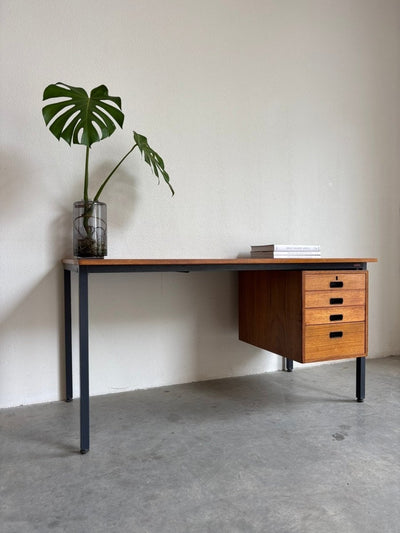 
                  
                    Vintage stalen bureau met teak ladeblok - LOUI.STORE
                  
                