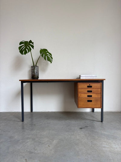 
                  
                    Vintage stalen bureau met teak ladeblok - LOUI.STORE
                  
                