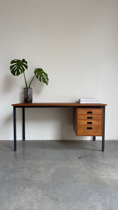 
                  
                    Vintage stalen bureau met teak ladeblok - LOUI.STORE
                  
                