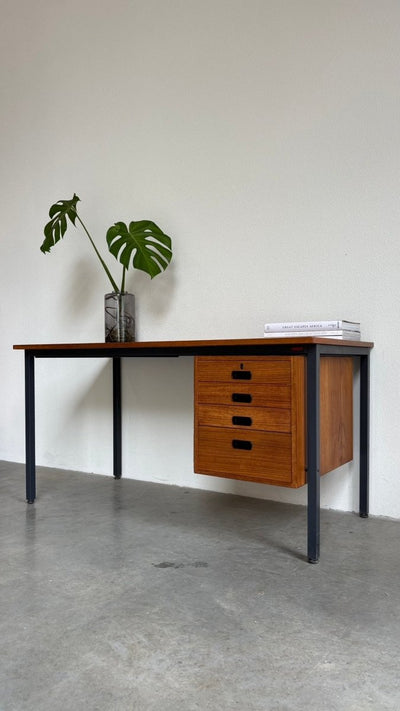 
                  
                    Vintage stalen bureau met teak ladeblok - LOUI.STORE
                  
                
