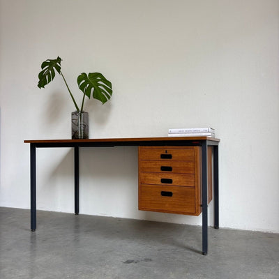 
                  
                    Vintage stalen bureau met teak ladeblok - LOUI.STORE
                  
                