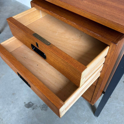
                  
                    Vintage stalen bureau met teak ladeblok - LOUI.STORE
                  
                