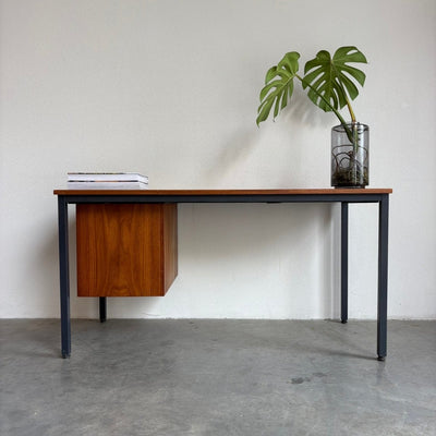 
                  
                    Vintage stalen bureau met teak ladeblok - LOUI.STORE
                  
                