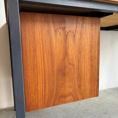 
                  
                    Vintage stalen bureau met teak ladeblok - LOUI.STORE
                  
                