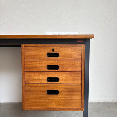 
                  
                    Vintage stalen bureau met teak ladeblok - LOUI.STORE
                  
                