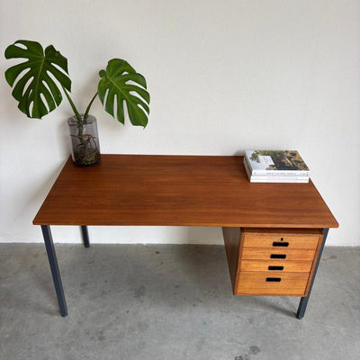 
                  
                    Vintage stalen bureau met teak ladeblok - LOUI.STORE
                  
                