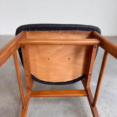 
                  
                    Vintage stoel Farstrup zwart skai - LOUI.STORE
                  
                
