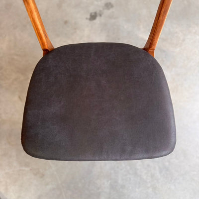 
                  
                    Vintage stoel Farstrup zwart skai - LOUI.STORE
                  
                