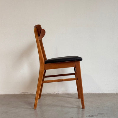 
                  
                    Vintage stoel Farstrup zwart skai - LOUI.STORE
                  
                