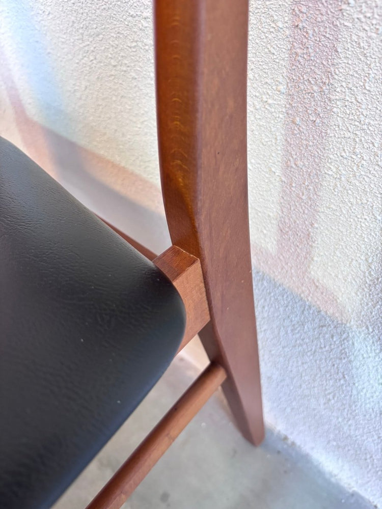 
                  
                    Vintage stoelen Findahl zwart skai - LOUI.STORE
                  
                