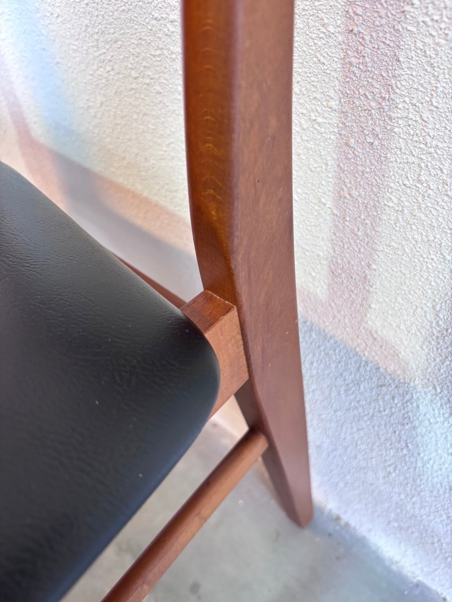 
                  
                    Vintage stoelen Findahl zwart skai - LOUI.STORE
                  
                