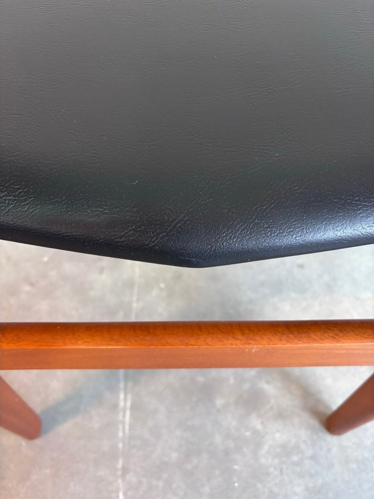 
                  
                    Vintage stoelen Findahl zwart skai - LOUI.STORE
                  
                