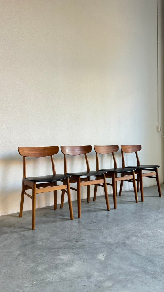 
                  
                    Vintage stoelen Findahl zwart skai - LOUI.STORE
                  
                