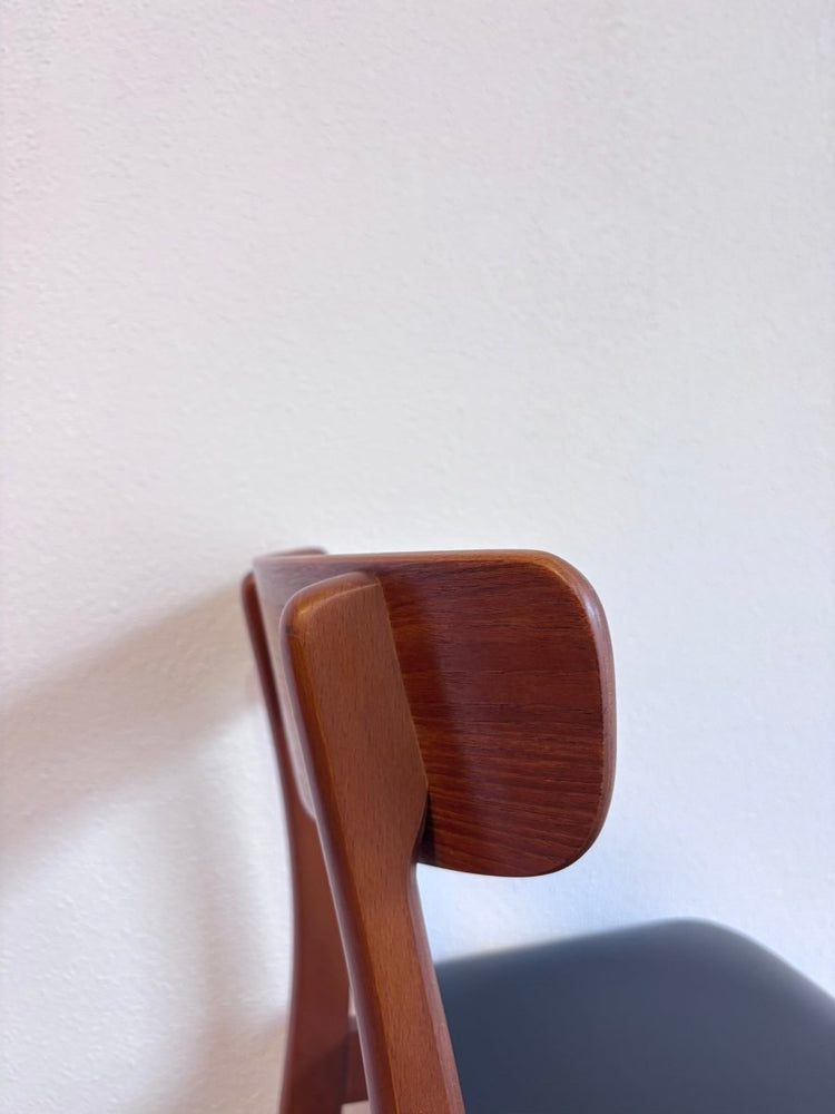 
                  
                    Vintage stoelen Findahl zwart skai - LOUI.STORE
                  
                
