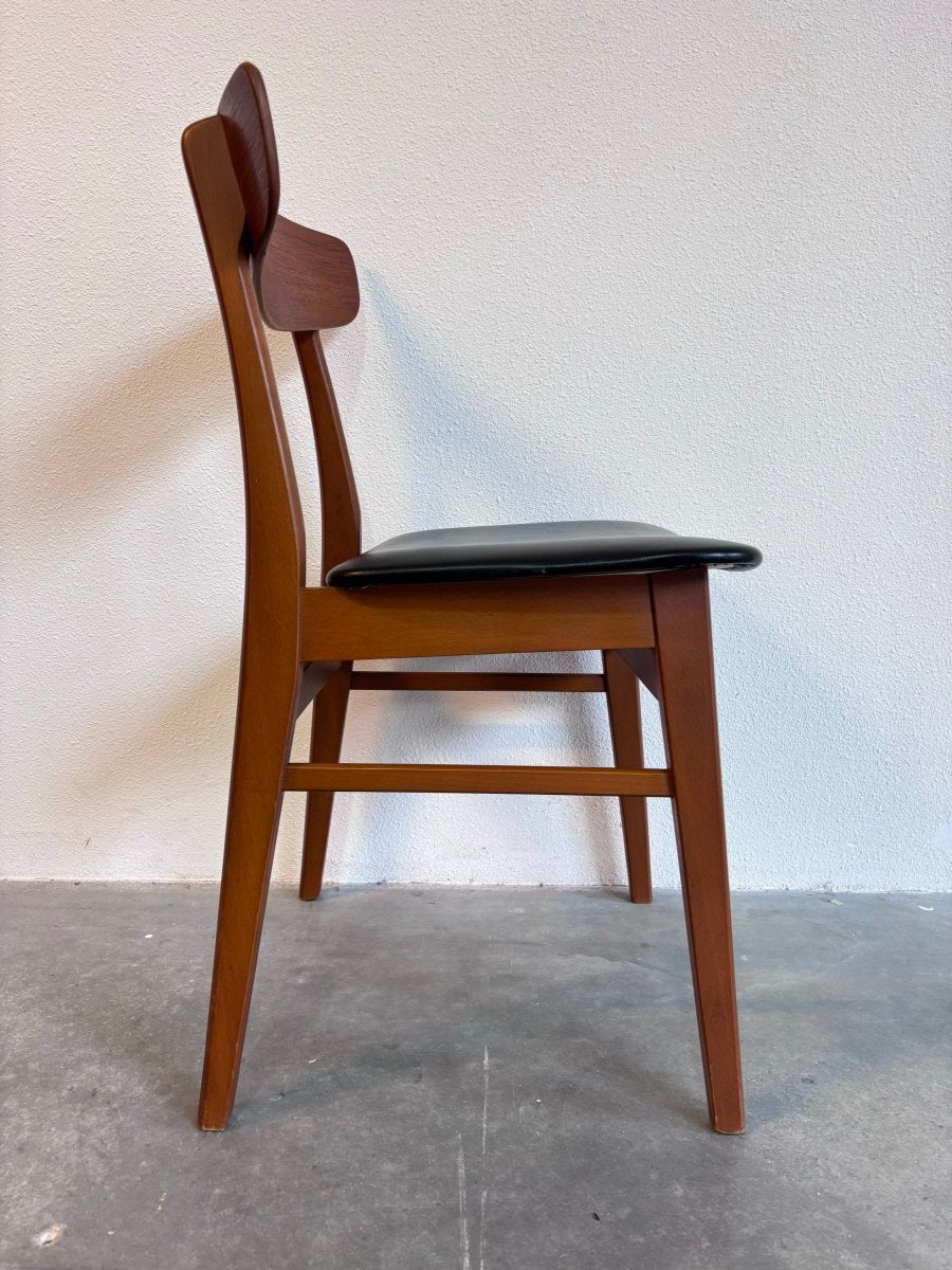
                  
                    Vintage stoelen Findahl zwart skai - LOUI.STORE
                  
                