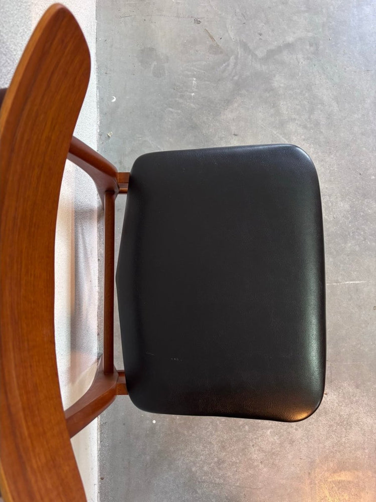 
                  
                    Vintage stoelen Findahl zwart skai - LOUI.STORE
                  
                