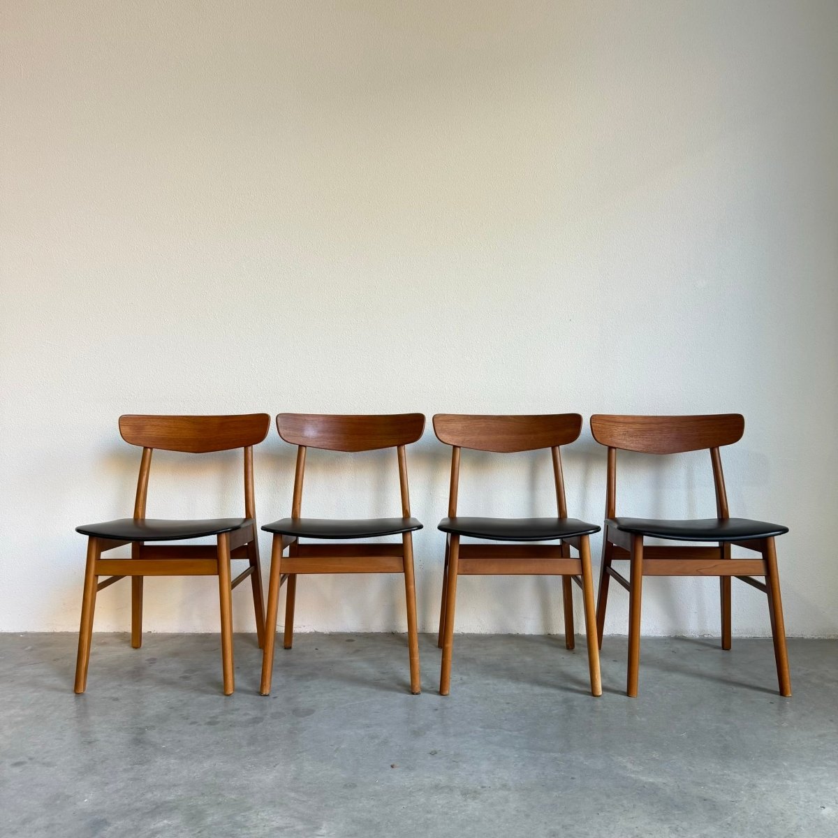 
                  
                    Vintage stoelen Findahl zwart skai - LOUI.STORE
                  
                