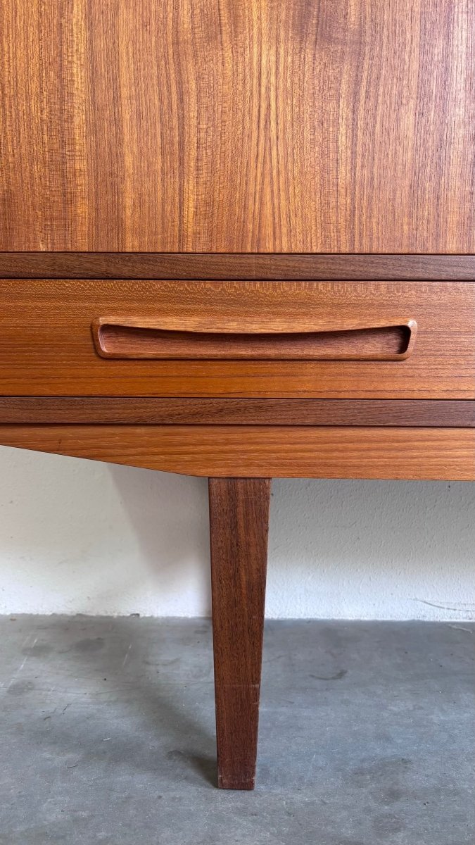 
                  
                    Vintage strak highboard teak - LOUI.STORE
                  
                