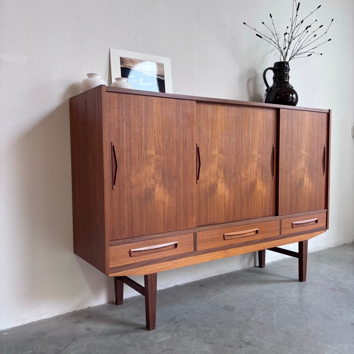 
                  
                    Vintage strak highboard teak - LOUI.STORE
                  
                