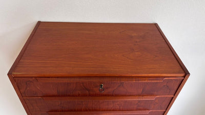 
                  
                    Vintage tallboy ladekast 8 lange greep - LOUI.STORE
                  
                