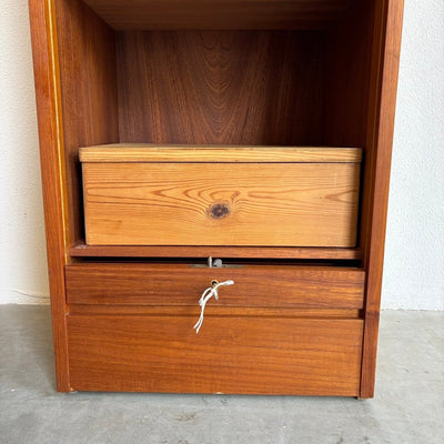 
                  
                    Vintage tambour kast teak 134cm hoog - LOUI.STORE
                  
                