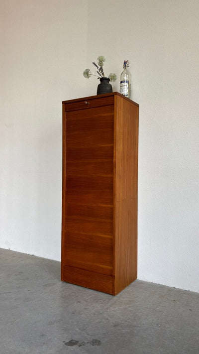 
                  
                    Vintage tambour kast teak 134cm hoog - LOUI.STORE
                  
                