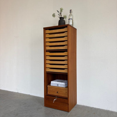 
                  
                    Vintage tambour kast teak 134cm hoog - LOUI.STORE
                  
                